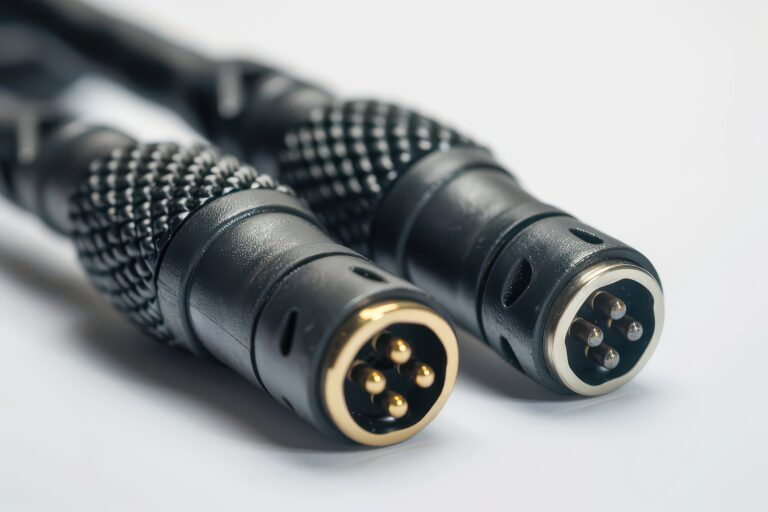 Câbles professionnels XLR vers TRS isolés sur fond transparent